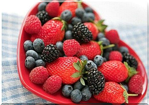 Berries on the food list to prevent candidiasis