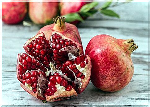 Pomegranates are fruits that fight bloating