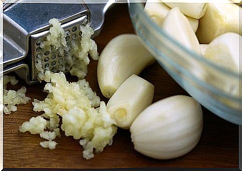 Garlic is one of those foods that strengthen the liver