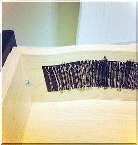 Apply a magnetic foil to the bathroom cabinet