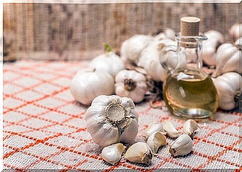 Garlic softens the skin and is an ingredient used in natural creams for the weeds