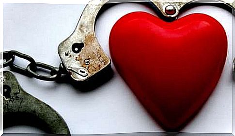 A toxic relationship keeps your heart handcuffed