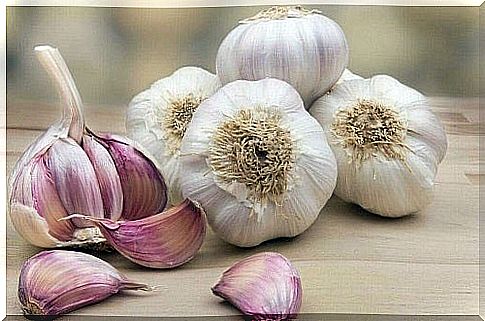 Natural remedies for high blood pressure prepared with garlic