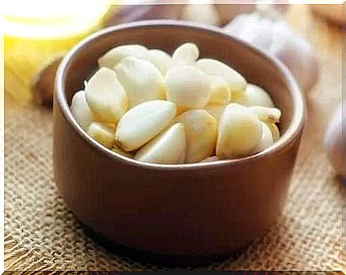 Garlic helps you get rid of back pain