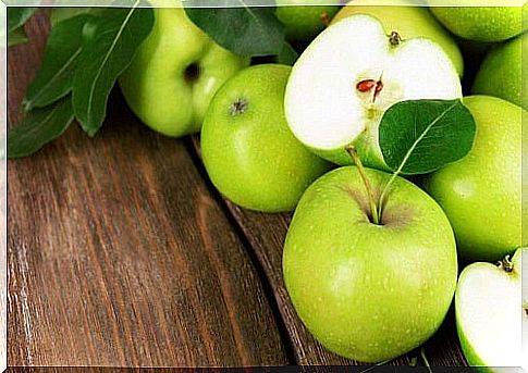 Nourishing salad and easy to prepare with apples