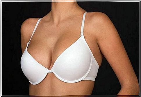 A proper bra helps to remove fat from the armpit