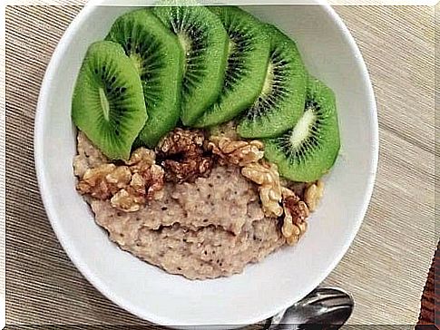 Bowl with kiwi, nuts and oats