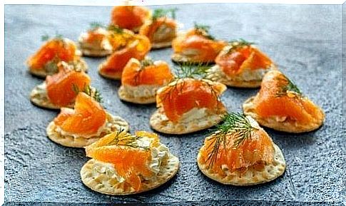 Blini with smoked salmon and tartar sauce