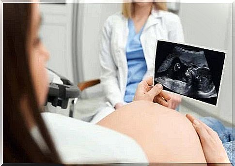 Pregnant looking at an ultrasound