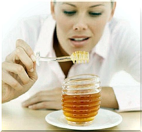 Use bee honey to exfoliate the skin