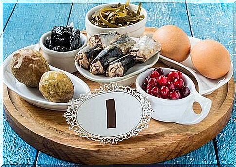 Treatment of hypothyroidism with foods rich in iodine