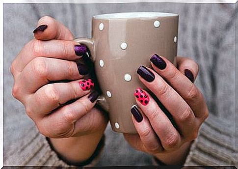 How to decorate your nails in several colors