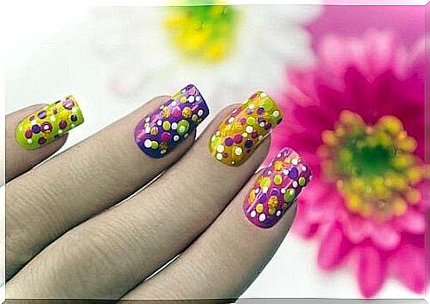 How to decorate your nails with colored dots