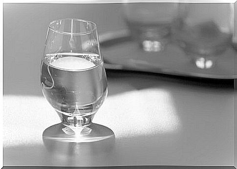 How to drink water correctly at room temperature