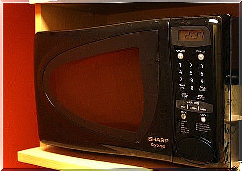 Microwave heating food