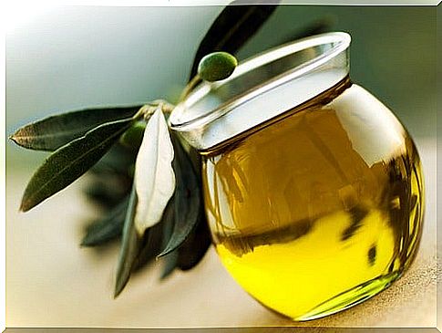 Olive oil is one of those natural remedies for eyelash lengthening