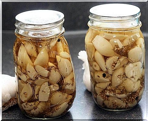 Natural remedy for varicose veins with garlic in a glass jar