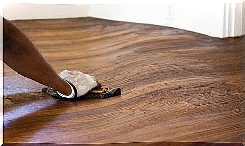 Removing scratches on the floor quickly and easily