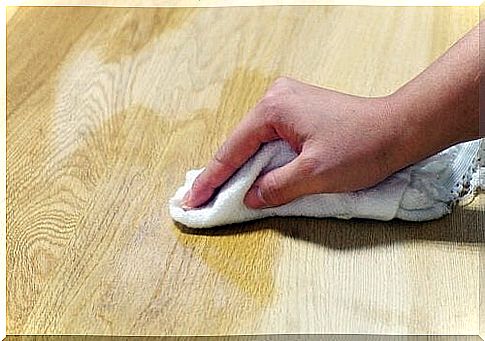 Removing scratches from parquet with a damp cloth and wax