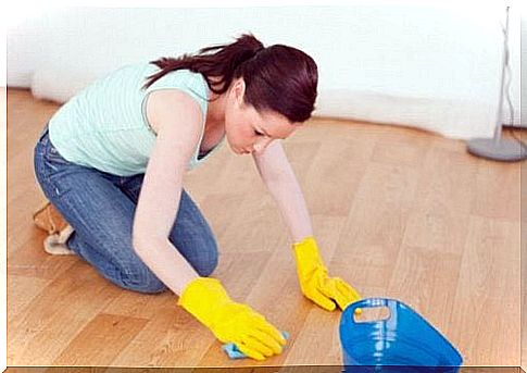 Washing the wooden floor