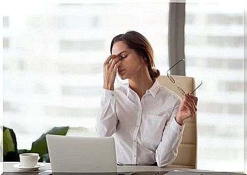 Employee who feels the effects of screens on the eyes