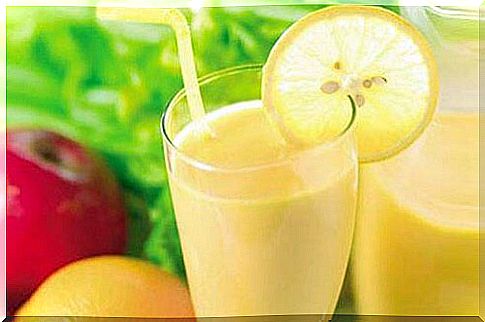 Smoothie with apple, lemon and grapefruit for weight loss