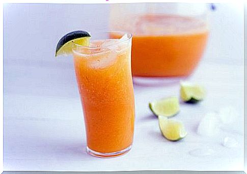 A smoothie with grapefruit, lemon and apple for weight loss