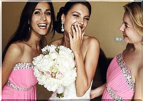 Bride laughing with his bridesmaids