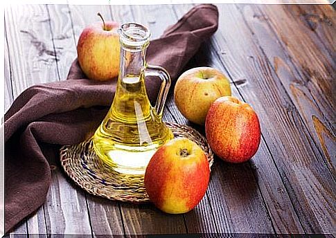 Apple cider vinegar treats fungal vaginal infections