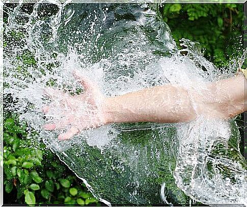 Warm water makes the varicose veins worse