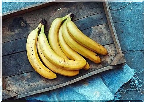 Bananas are foods rich in vitamin B